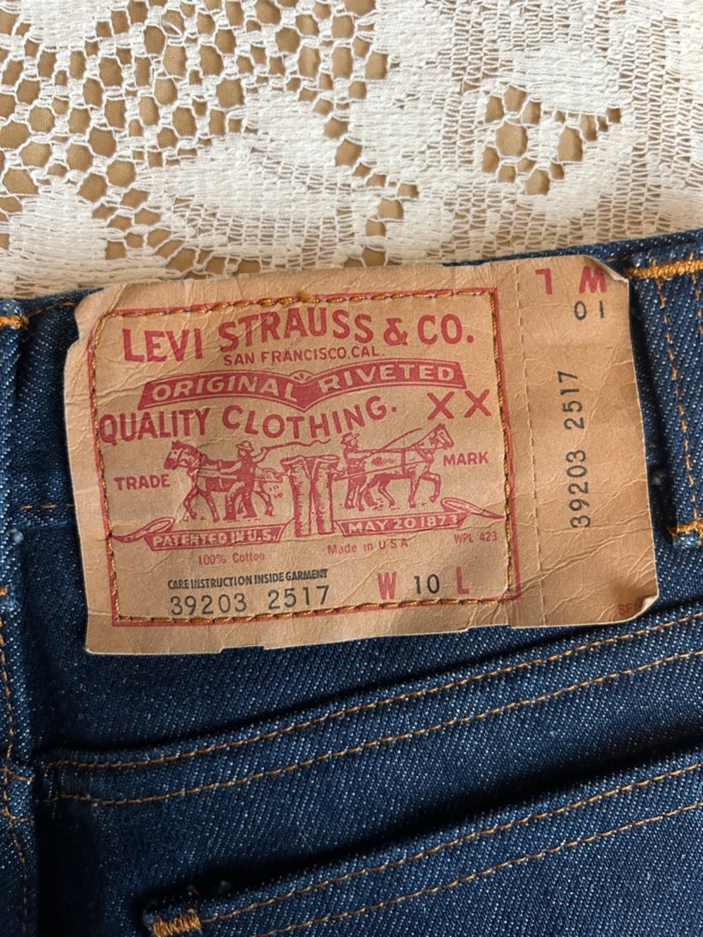 1986 Levi's Deadstock Orange Tab Fleece Lined Jeans, Dark Wash & Red, Size 27 - Picture 3 of 8